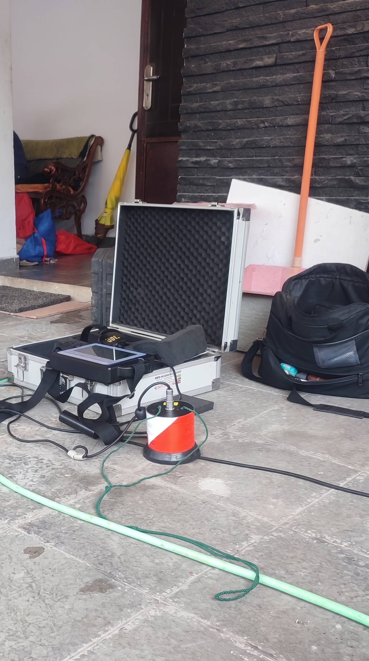 Sensor akustik melacak kebocoran pipa tertanam di Gandul