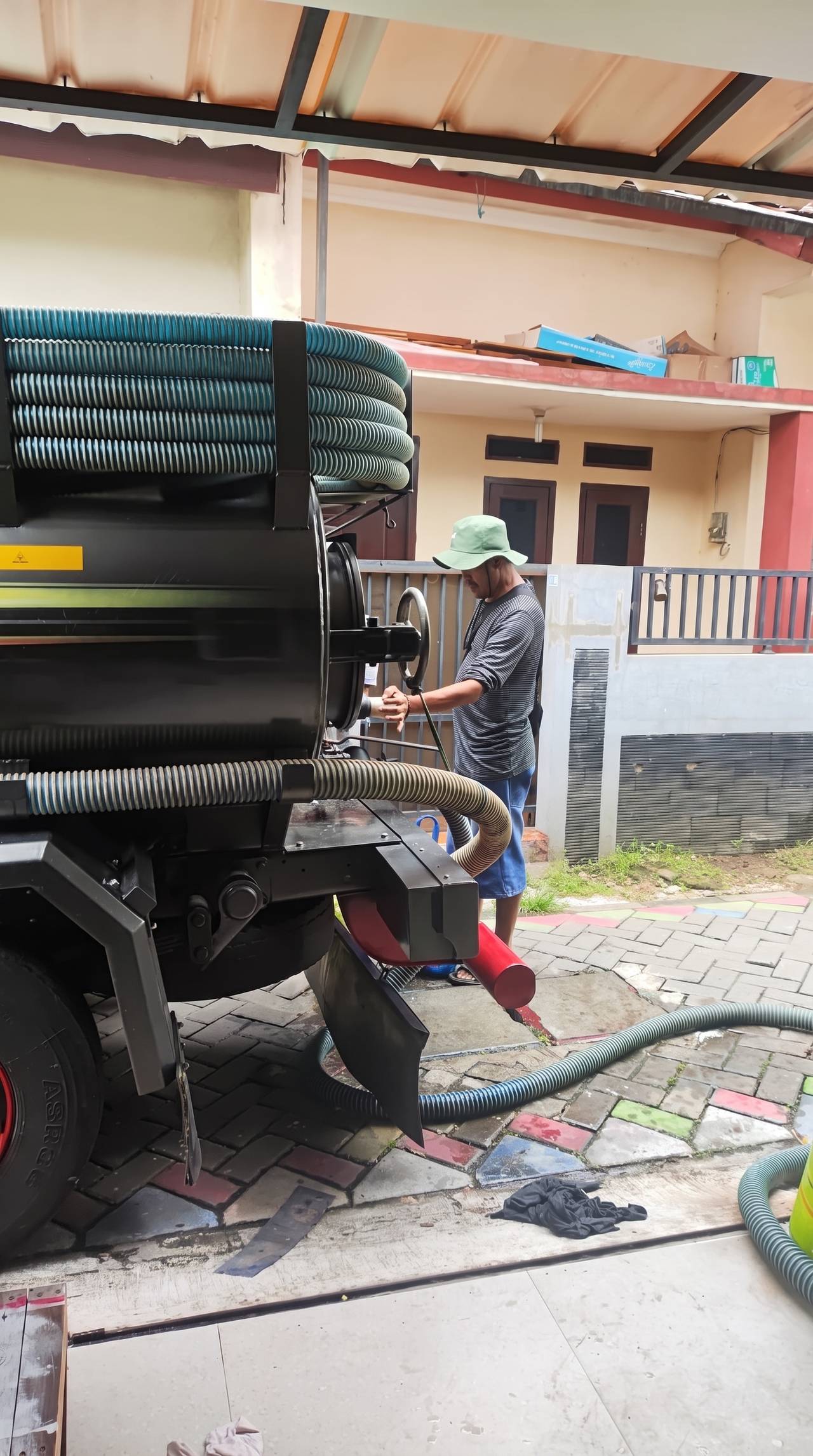 Armada tangki Banyu Lancar tiba di depan rumah pelanggan