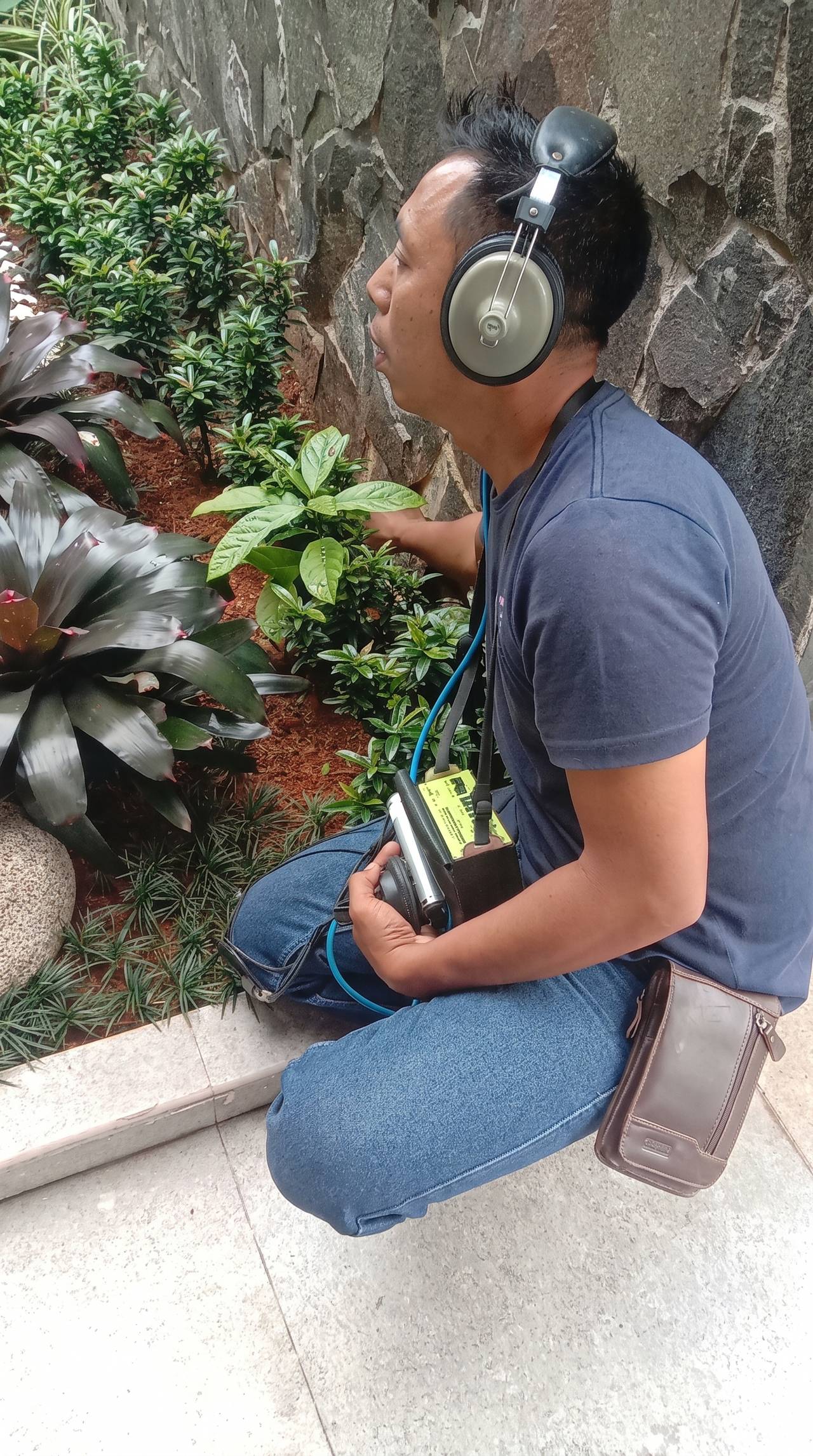 Teknisi memeriksa instalasi pipa dengan alat akustik