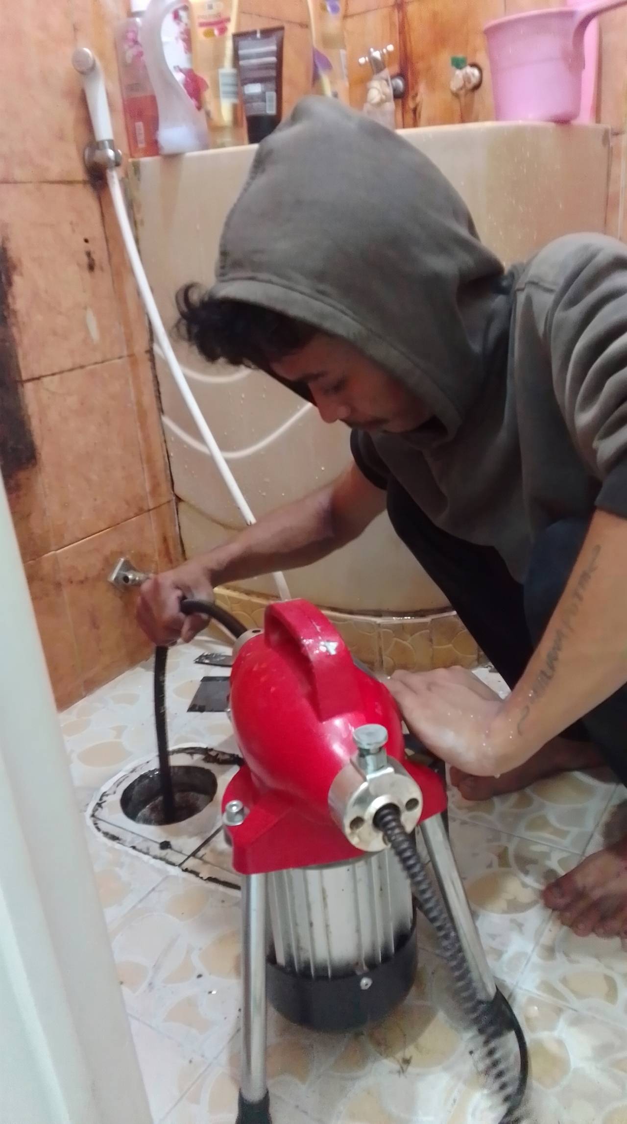 Penanganan spiral yang tertata di kamar mandi pelanggan tanpa mengotori area