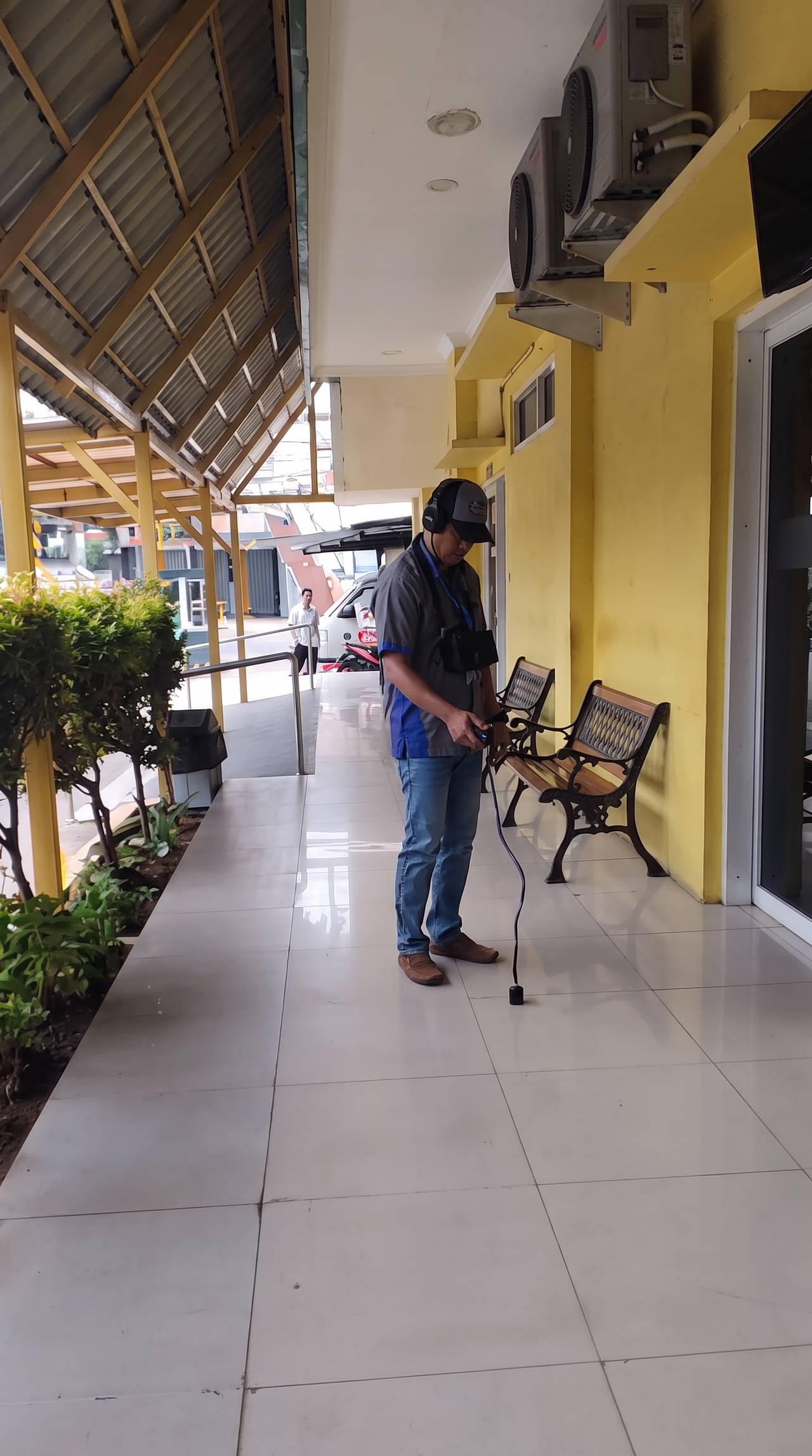 Deteksi akustik di atas lantai keramik tanpa pembongkaran apapun