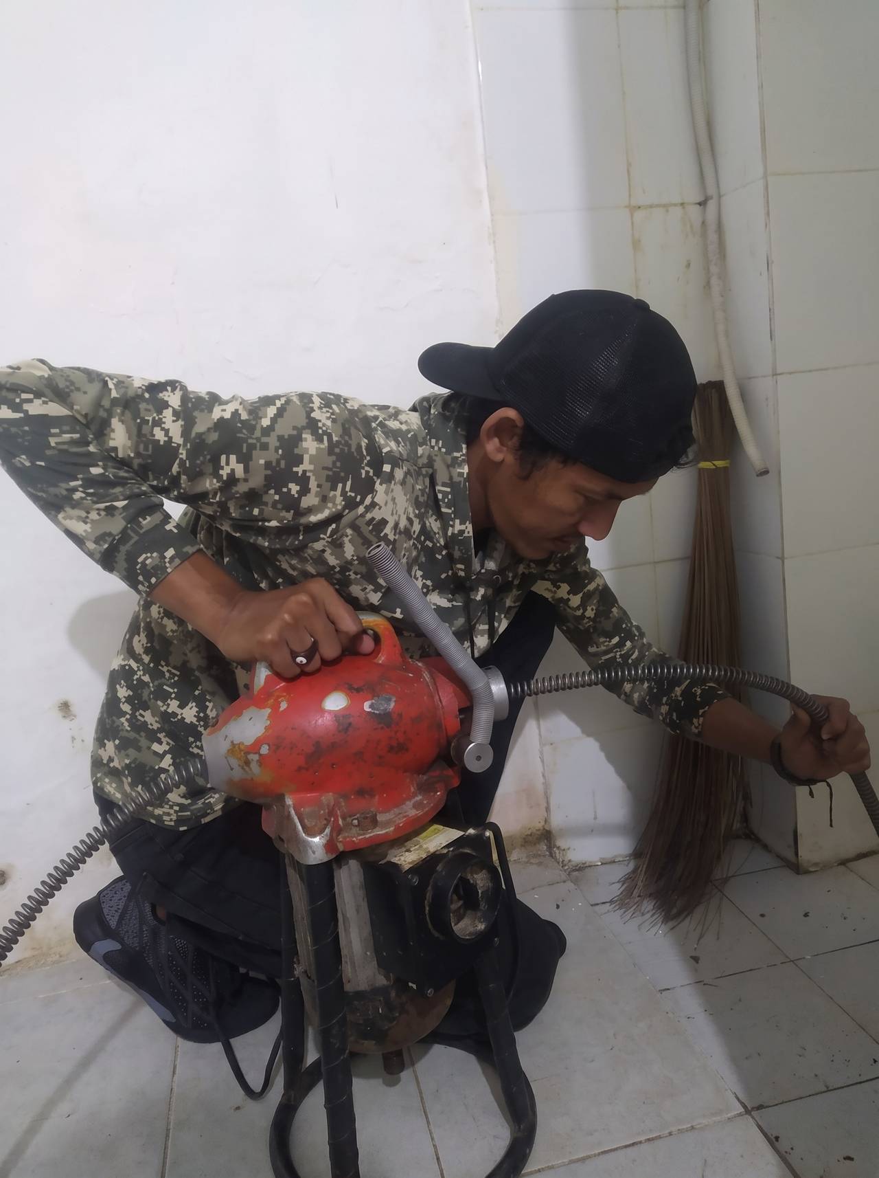 Kawat spiral fleksibel dimasukkan ke jalur pipa untuk menembus sumbatan