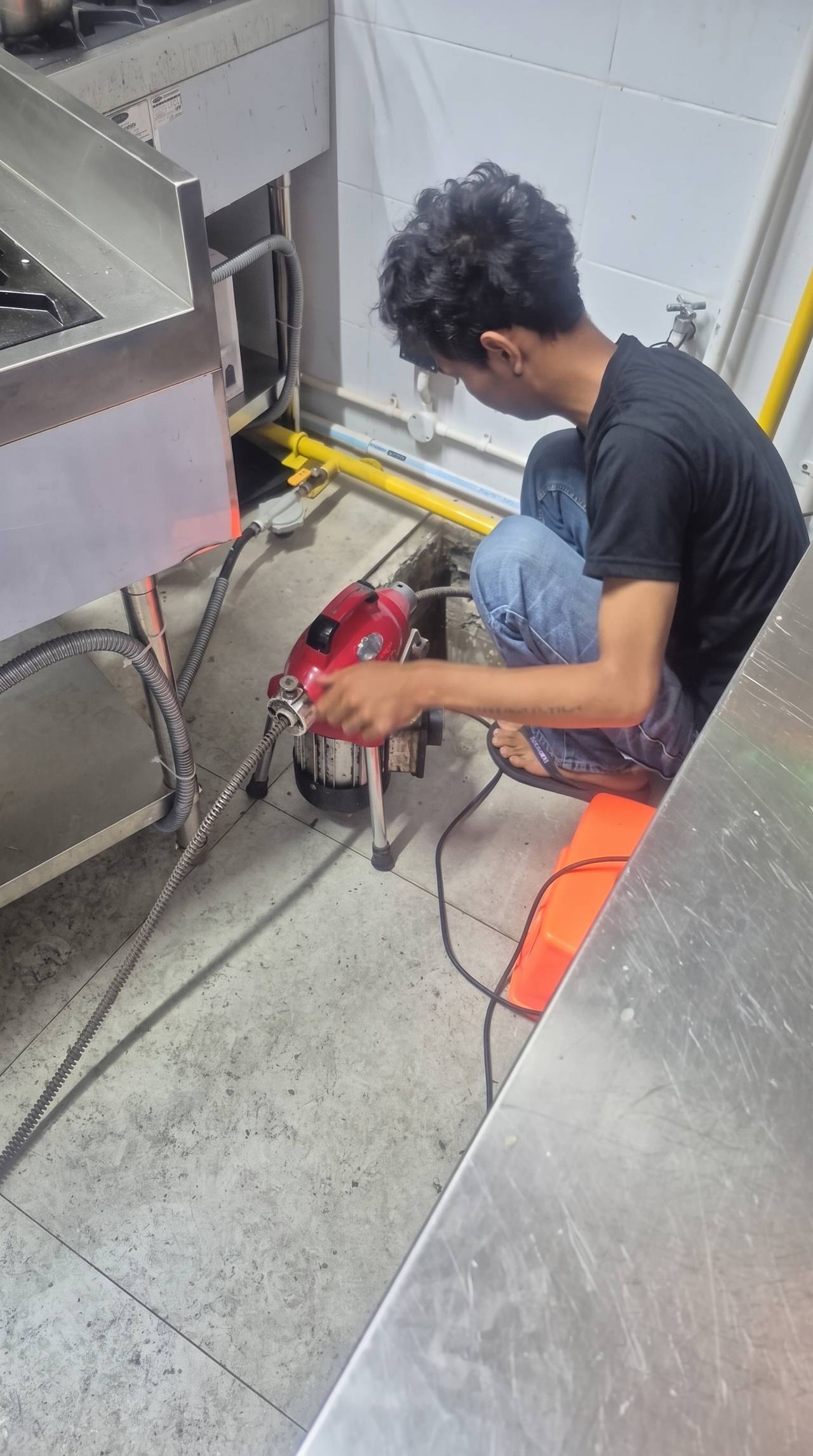 Penanganan saluran dapur mampet dengan mesin spiral di area komersial Depok