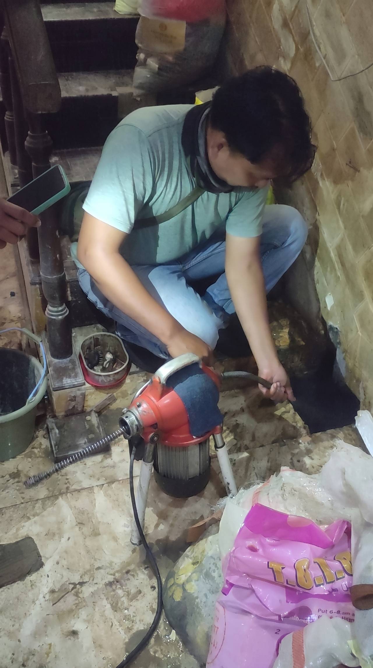 Teknisi melancarkan floor drain kamar mandi mampet di Cinere